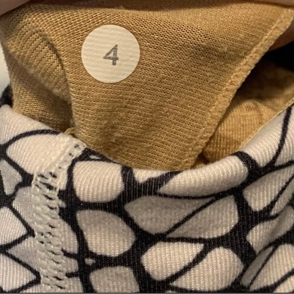 CLEARANCE! Lululemon Scoop Neck Tank White Black Glacier Lace / Black Size:4 - Picture 6 of 8